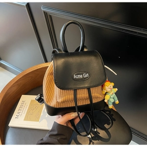 Details der Webstruktur und schwarzen Lederklappe am modischen Color-Block-Rucksack