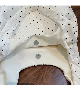 Détail du sac cabas en toile avec fermeture magnétique et poche intérieure zippée intégrée