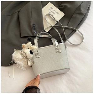 Silberne Mini-Eimertasche mit Webstruktur, Metallgriff und süßem Plüsch-Hundeanhänger