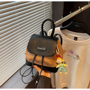 Details des Rucksacks aus Stroh und schwarzem Leder mit Acme Girl Metall-Logo-Plakette