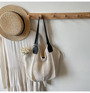 Détail du sac cabas au crochet avec anses en cuir noir et texture en maille tissée