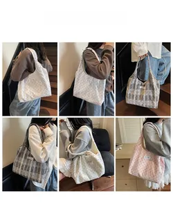 Collage de grands sacs fourre-tout en toile à pois et carreaux avec modèle en plein air