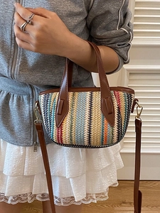 Sac seau en paille tissée colorée avec poignées marron foncé pour vacances à la plage