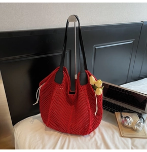 Détail du sac fourre-tout rouge tissé à la main avec anses en cuir et cordons blancs