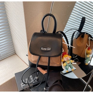 Detail eines gewebten Rucksacks mit Lederklappe, Kordelzug und Acme Girl Logo