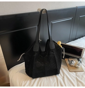 Détail du sac cabas en maille tressée noire avec cordons blancs et anses en cuir
