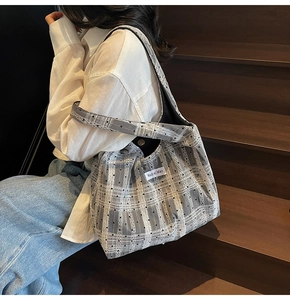 Détail du grand sac cabas en toile à carreaux avec fermoir aimanté et étiquette