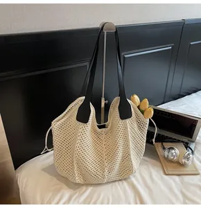 Détail du cabas en crochet crème tissé main avec bandoulières noires et motif résille