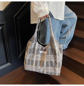 Détail du sac cabas en toile à carreaux gris avec dentelle blanche et pois noirs