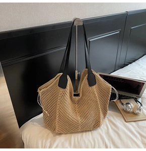 Détail du sac fourre-tout tissé en maille ajourée avec lanières en cuir noir et cordon