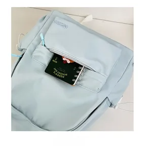 Dettaglio macro della tasca anteriore con zip dello zaino in nylon azzurro con CDVMNO