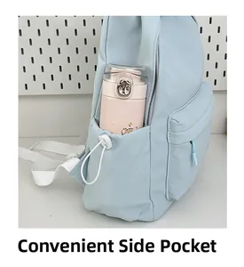 Dettaglio dello zaino in nylon azzurro con tasca laterale regolabile per borraccia d'acqua