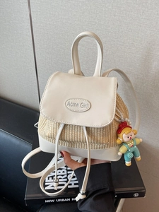 Mini-Strohrucksack in Creme mit Leder-Patchwork und süßem grünen Puppen-Anhänger
