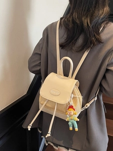 Damen Mini-Rucksack aus cremefarbenem Leder und Strohgeflecht mit süßem Anhänger