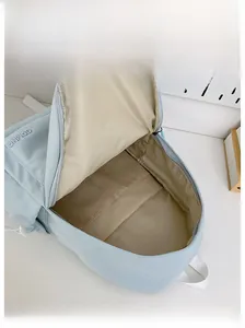 Vista interna di uno zaino in nylon azzurro che mostra lo scomparto principale e la tasca interna