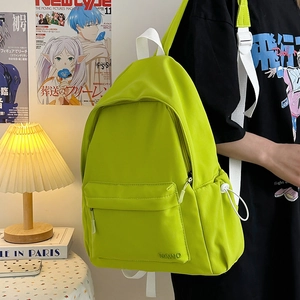 Dettaglio dello zaino in nylon verde lime con tasche laterali funzionali con coulisse