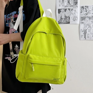 Dettaglio dello zaino in nylon verde lime con tasche laterali a coulisse e ricamo logo