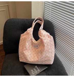 Détail du sac cabas en toile rose à carreaux avec pois noirs et doubles poignées souples