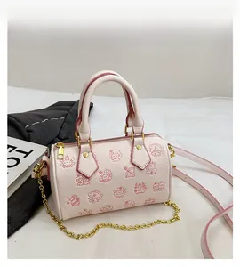 Detail der rosa Mini-Boston-Tasche mit geprägten Comic-Motiven und goldener Kette