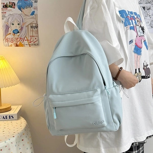 Dettaglio dello zaino in nylon azzurro con tasca laterale e scomparto frontale con zip