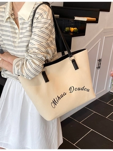 Grande borsa tote minimalista in tela bianco crema con manici neri per donna