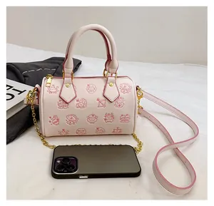 Rosa Boston Bag mit Cartoon-Print, Leder-Kettenriemen und Mini-Größenvergleich