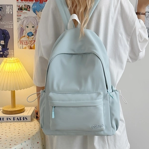 Dettaglio dello zaino in nylon azzurro con tasca laterale a coulisse e cerniera anteriore