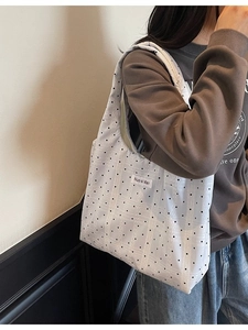 Sac fourre-tout en toile blanche à pois noirs et motif à carreaux sur modèle