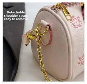 Detail der rosa Beuteltasche mit goldenen Beschlägen und abnehmbarer Kette