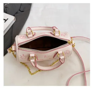 Detailansicht der rosa Boston Bag mit braunem Stofffutter und geräumigem Innenfach