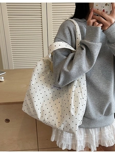 Sac fourre-tout minimaliste en toile blanche à pois noirs avec large bandoulière
