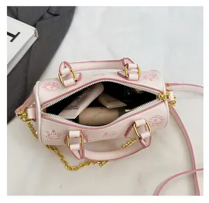Gros plan d'un sac Boston rose ouvert montrant l'espace intérieur pour cosmétiques