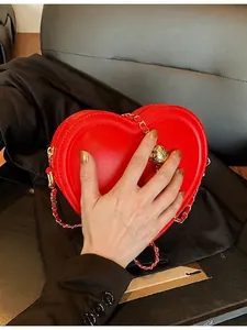 Borsa a tracolla rossa a forma di cuore con finitura lucida e catena dorata regolabile