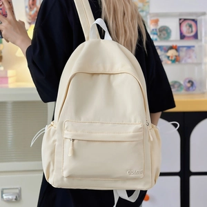 Vista dettagliata dello zaino in nylon crema con ricamo GDMINO e trama impermeabile