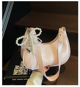 Rosafarbene Hobo-Tasche in Perlmuttoptik mit Perlen-Schleife und Herz-Anhänger