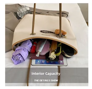Dettaglio interno della borsa tote in pelle beige con grande capacità per il laptop