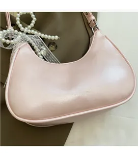 Detail der rosa Perlmutt-Hobo-Tasche mit Perlenkette und Spitzen-Schleifen-Dekoration