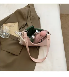 Innenansicht der rosa Halbmond-Tasche zeigt viel Platz für wichtige Alltagsgegenstände