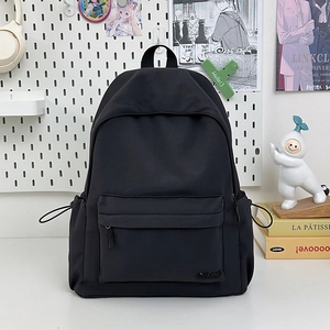 Dettagli dello zaino in nylon nero con logo GDMNE e tasche laterali con coulisse