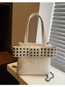 Sac seau en cuir beige tendance avec grand nœud à rivets et bandoulière chaîne