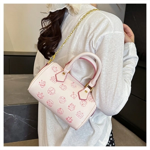 Detail der rosa Boston Bag mit Sternzeichen-Prints und feiner Lychee-Lederstruktur