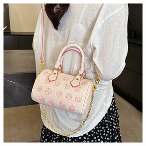 Rosa Boston Bucket Bag mit Cartoon-Sternzeichen-Mustern am Modell in Alltagsszene gezeigt