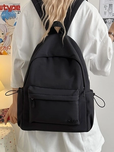 Zaino minimalista in nylon nero con tasca frontale per viaggi e tempo libero
