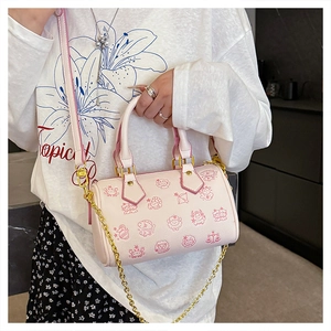 Gros plan d'un sac Boston rose en cuir PU avec motifs zodiaque et bandoulière dorée