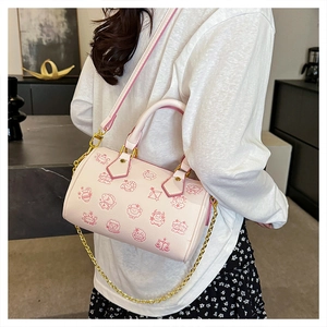 Detail der Boston-Tasche mit rosa Tierkreisdrucken, Goldkette und genarbter Lederstruktur