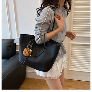 Grande borsa tote nera con trama litchi e dettaglio di charm a forma di orso bruno
