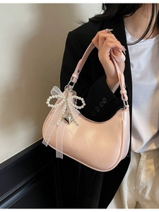 Rosafarbene Hobo-Tasche in Halbmondform mit Perlenbogen und Herzanhänger