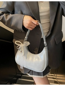 Minimalistische hellblaue Halbmondtasche mit Perlen-Herz-Anhänger und Glitzereffekt