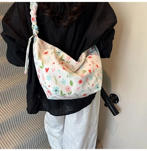 Floral oxford fabric dumpling bag featuring ruffled strap detail and white heart pattern