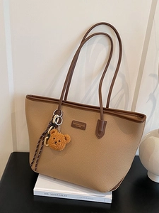 Grande borsa tote in pelle kaki con finiture marroni e ciondolo orsetto per ufficio